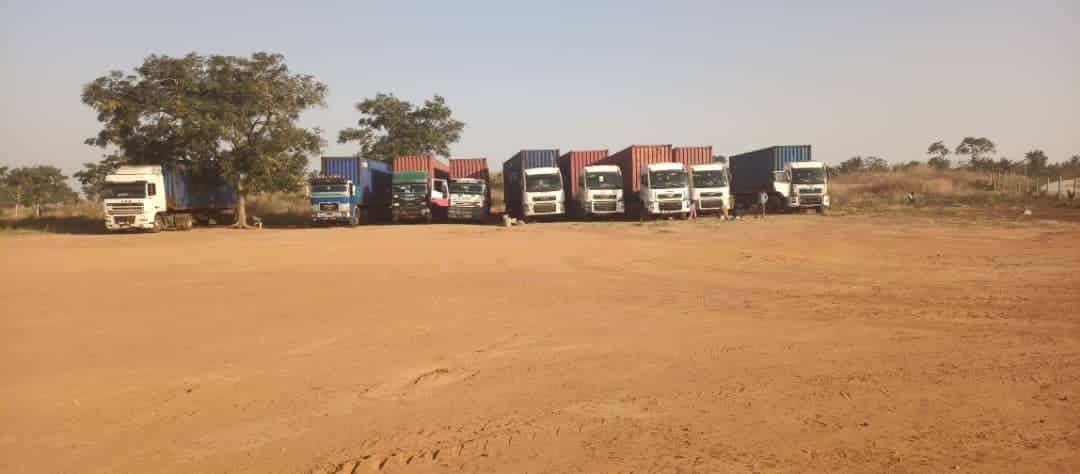 ShoutsAndMiras's tweet photo. 13 containers are currently being offloaded at the ⁦@TeamTomatoJos⁩ factory site... 🚨⚠️🚧👷🏿🚚🚨 https://t.co/CvERPUS13T