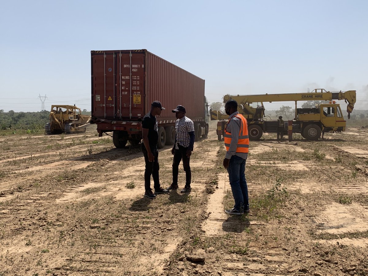 ShoutsAndMiras's tweet photo. 13 containers are currently being offloaded at the ⁦@TeamTomatoJos⁩ factory site... 🚨⚠️🚧👷🏿🚚🚨 https://t.co/CvERPUS13T