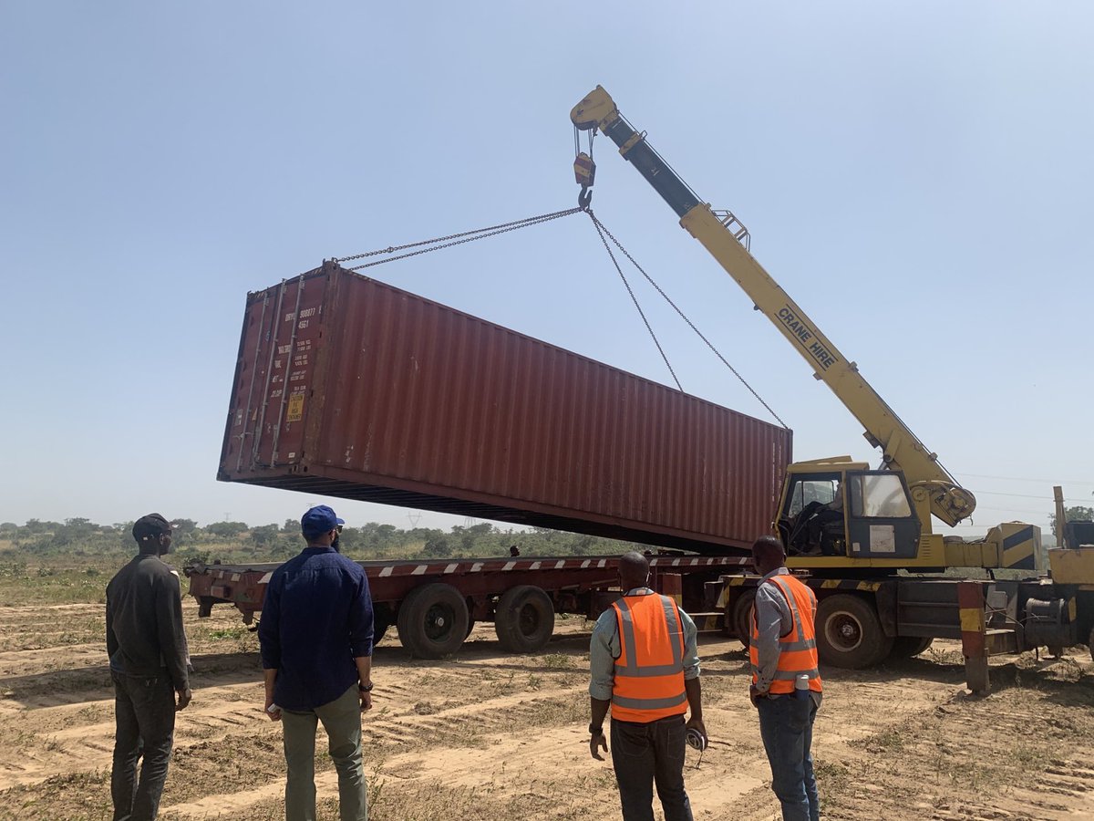 ShoutsAndMiras's tweet photo. 13 containers are currently being offloaded at the ⁦@TeamTomatoJos⁩ factory site... 🚨⚠️🚧👷🏿🚚🚨 https://t.co/CvERPUS13T