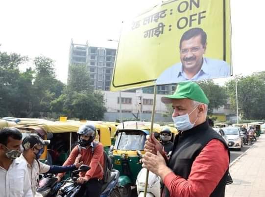 Rajendarkumarp's tweet photo. दिल्ली के #उपमुख्यमंत्री और देश के सर्वश्रेष्ठ #शिक्षामंत्री #मनीष #सिसोदिया प्रदूषण के खिलाफ़ युद्ध मुहिम में रेड लाइट पर लोगों को जागरूक करते हुए https://t.co/hfXWEbSIkC