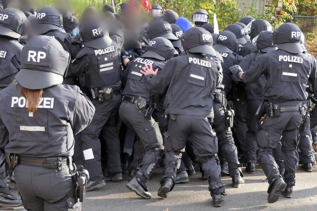 Interjugend's tweet image. Auf unserer Website findet ihr unseren Bericht und unsere Auswertung zu den Aktionen in Remagen:
internationale-jugend.de/index.php/2020…
#antifa #blockzhg #rmg1411 #remagennazifrei #remagen