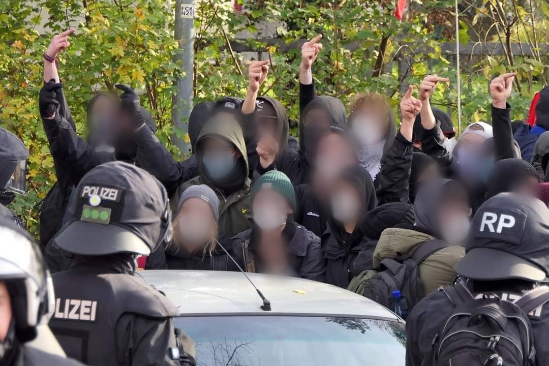 Interjugend's tweet image. Auf unserer Website findet ihr unseren Bericht und unsere Auswertung zu den Aktionen in Remagen:
internationale-jugend.de/index.php/2020…
#antifa #blockzhg #rmg1411 #remagennazifrei #remagen