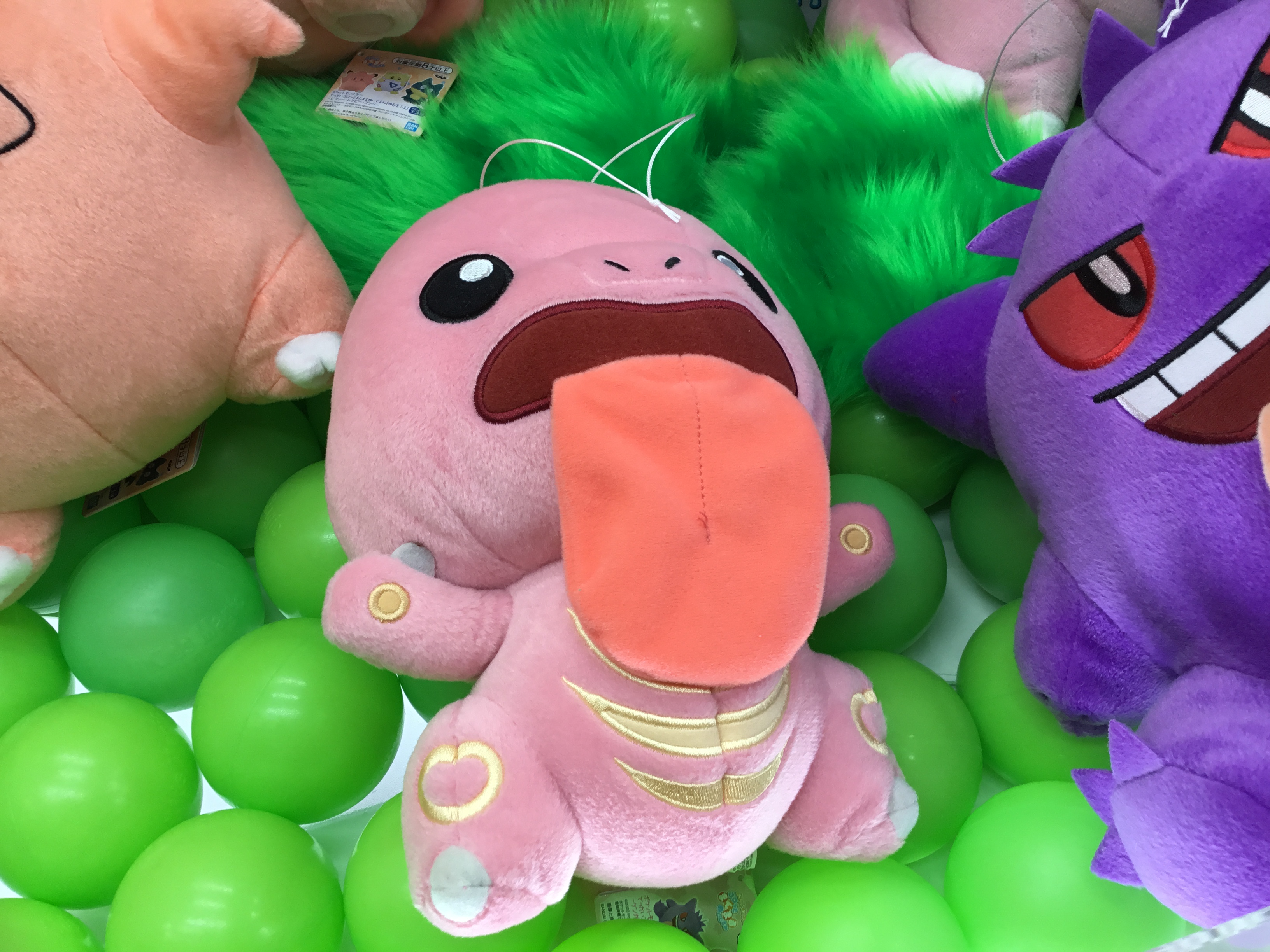 ワンパクオウコク アリオ鷲宮店 ポケットモンスター したでなめる ぬいぐるみ ゲンガー カビゴン ベロリンガの3種が登場 特にベロリンガファンの皆様は是非プレイしてみてください アニメポケモンのロケット団のソーナンスはムサシのベロリンガと