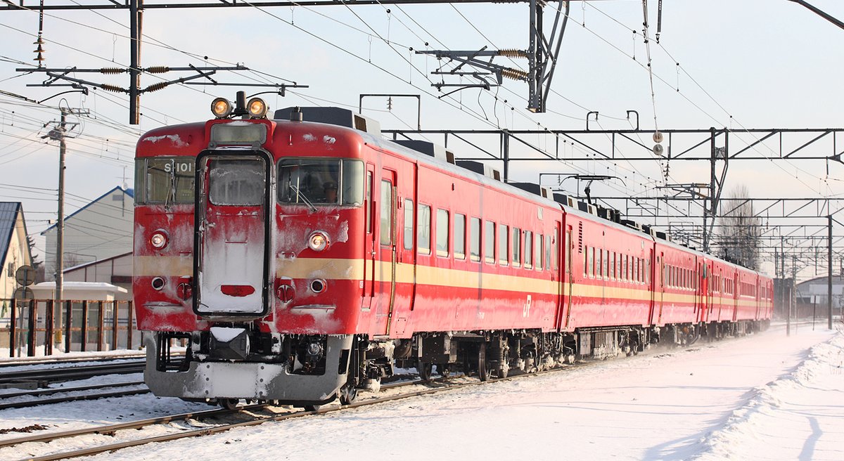 ウヒョ助 塚脇永久 春色の汽車に乗って 海に連れて行ってよ あの歌い出し 好きなんだけど 春色 って 何色じゃ ８０年代に電車を 汽車 って呼ぶの 北海道の人間だけ これ方言だから 彼氏に都会臭するので 札幌の人間だな 海を見に 札幌から