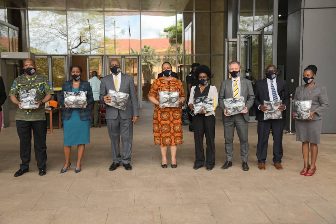 ReaganMbabali's tweet photo. Previously on "what dope Telecos do", @mtnug with other FOSABU companies donated Masks worth 100,000,000 UGX to the @OPMUganda. This is a positive effort by companies to ensure that #Covid19 is contained. Mwebale
#DoGoodUg
#GoodTogether #WearItForMeT https://t.co/AwAvJOR51f