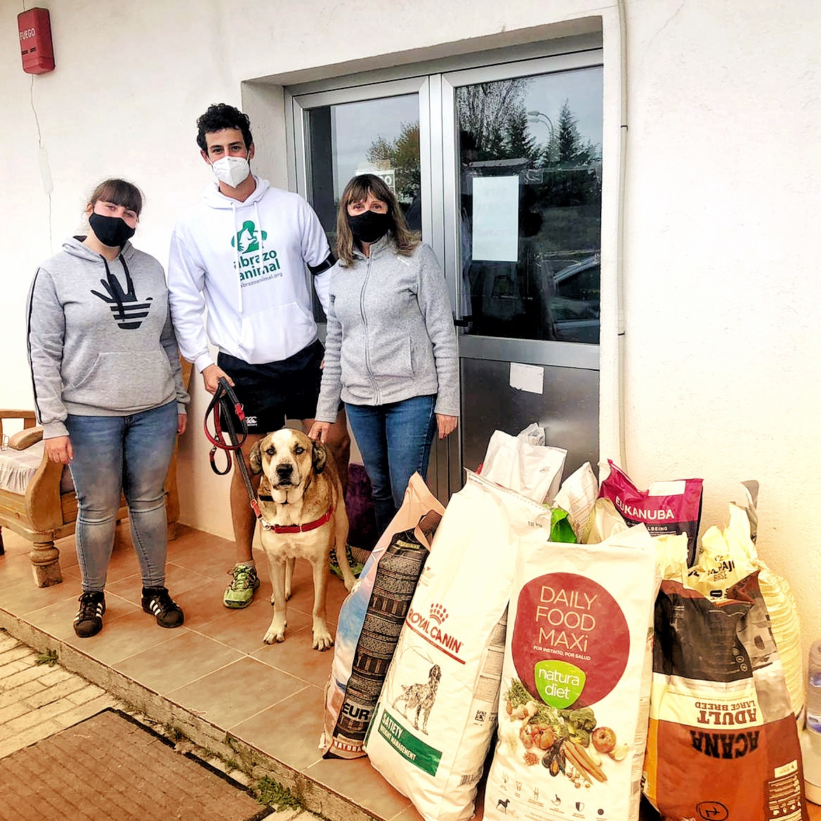 abrazo_animal's tweet photo. 😃Así de contentos nos ponemos cuando recibimos donaciones😃. Gracias a las tiendas @amazdog & @Tiendanimal que han donado sacos de pienso a través de @DonaloAnimals. Gran gesto, gran iniciativa.
#donaciones #gestodeamor #protectorasmadrid #protectoradeanimales https://t.co/TcxLDza6dF