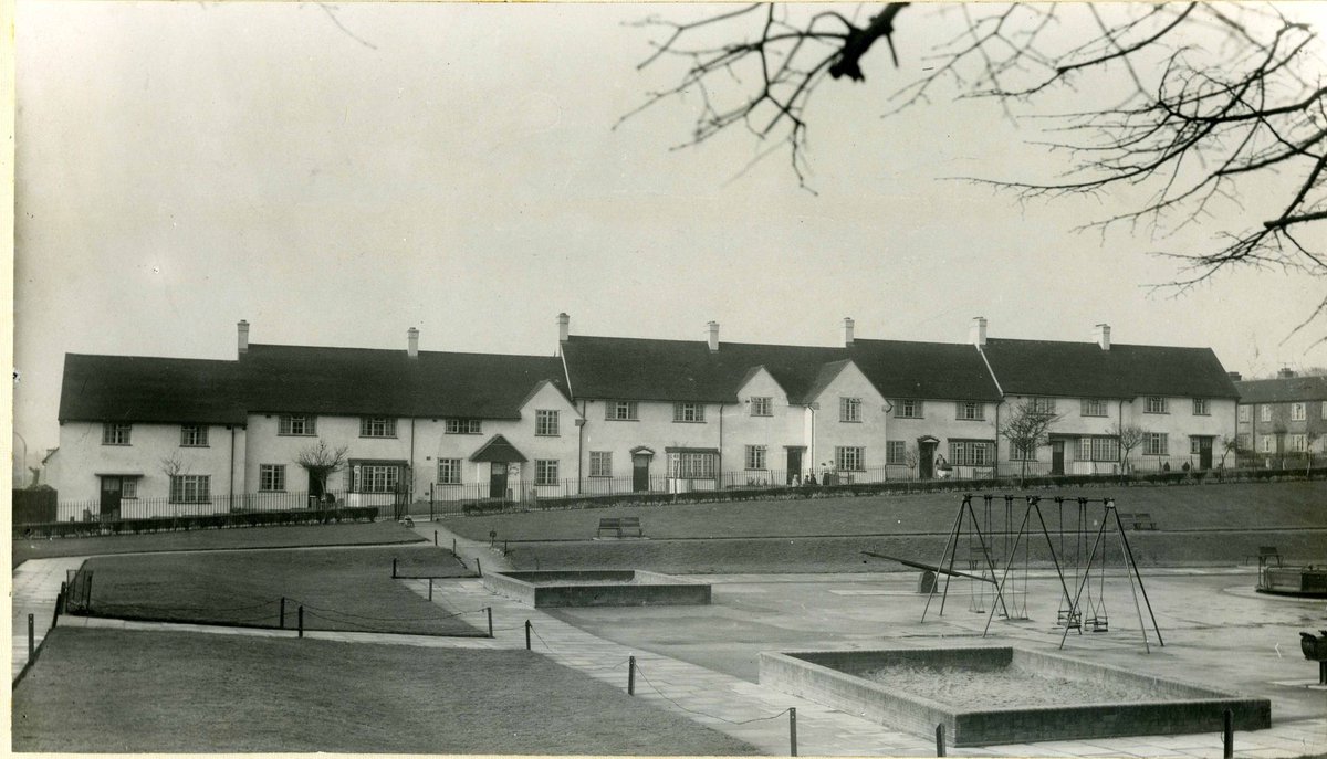 BexleyArchives's tweet photo. #Village Green #Road conjures up a #countrified, picturesque road, with the sun shining over quaint #cottages but winter does no favours with this bleak #photograph of the same road in Crayford 1951. I'm sure its so much better now. @LBofBexley @BexleyLibraries @CrayfordLink https://t.co/pvcwsfvY0R