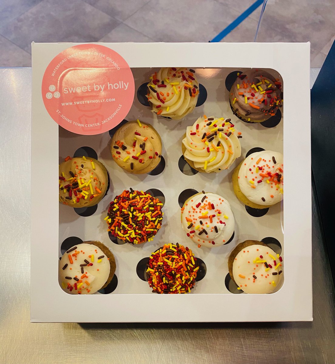 SweetByHolly's tweet photo. $1 minis fall themed 🍂🍁
•
•
• Come on in and get your mini cupcakes for just $1 each 🥰
•
•
• #sweet #sweettooth #sweetbyholly #monday #deals #mondaymotivation #mondaymood #mondayvibes #orlando #jax #orlando #orlandoflorida #orlandofoodie #jaxfoodie https://t.co/K2N9xctF2W