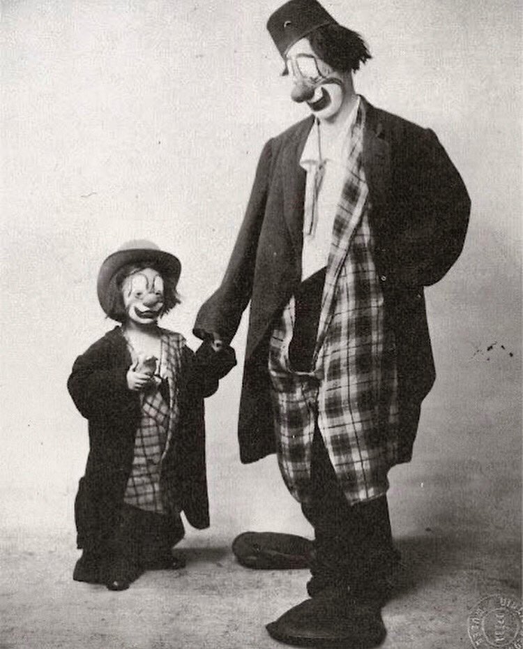 jespertheklaun's tweet photo. Visit link in @jespertheklaun bio on Instagram for link to a beautifully illustrated clown story! It will give you chills! #clowns #clownkid #clown #circusclowns #clownfamily #realclowns #clownlife #clownlove #klovn #klaun #clownbook https://t.co/LhcYJwm6jd