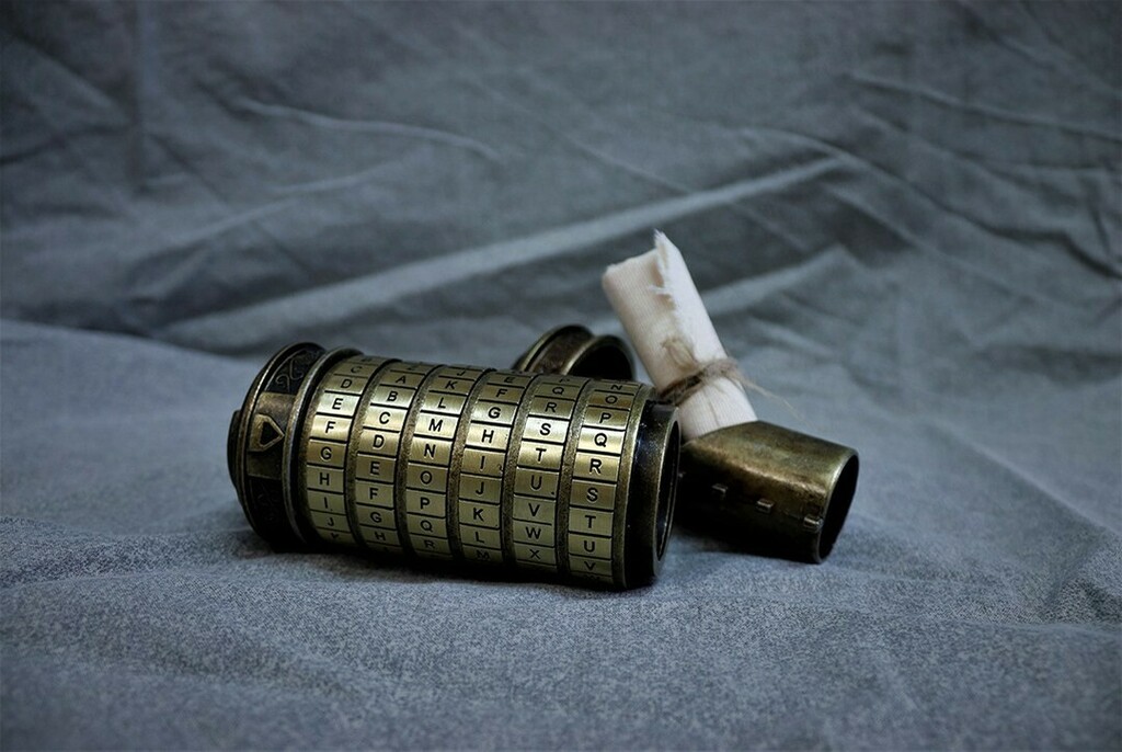 KeyEnigma's tweet image. What would you hide inside this cryptext?🧐
-
¿Qué escondrias en este cryptext?🧐
#keyenigma 
#cryptext #puzzle #escaperoompuzzles #enigma #secret instagr.am/p/CHpq2iiqt_K/