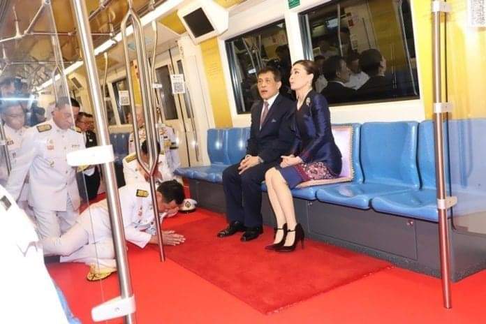 thai_france's tweet photo. ถ้าการเมืองดี เราไม่ต้องมานั่งกับพื้นแล้วหมอบกราบพวกปรสิตแบบนี้ https://t.co/ZtkN3ONgCa