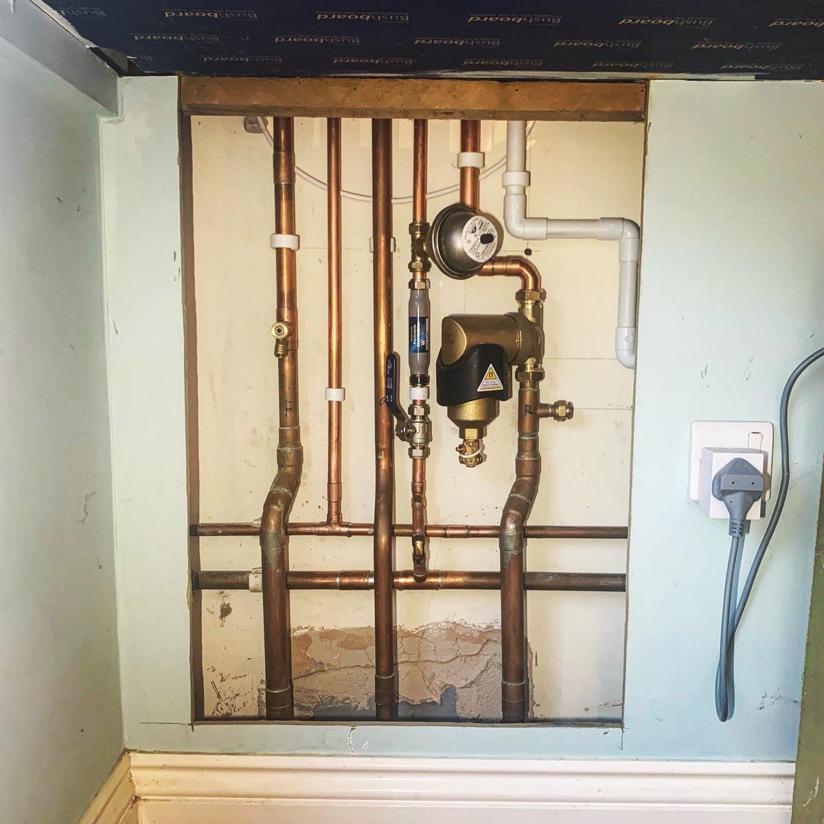 irbheating's tweet photo. System boiler to Combi 🐰💚
Glowworm out.
@vaillantuk ecoTEC plus 838 in.
Usual stuff, BPK, inline scale reducer, mini shock arrestor & additional expansion vessel fitted in airing cupboard.
New #sensoHOME control fitted.
Loads of hot water.
Heating set to 18kw. https://t.co/Ki65cikBI3