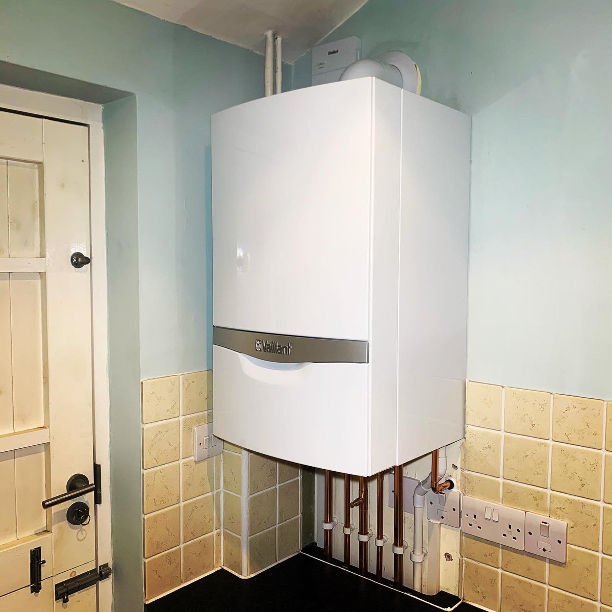 irbheating's tweet photo. System boiler to Combi 🐰💚
Glowworm out.
@vaillantuk ecoTEC plus 838 in.
Usual stuff, BPK, inline scale reducer, mini shock arrestor & additional expansion vessel fitted in airing cupboard.
New #sensoHOME control fitted.
Loads of hot water.
Heating set to 18kw. https://t.co/Ki65cikBI3