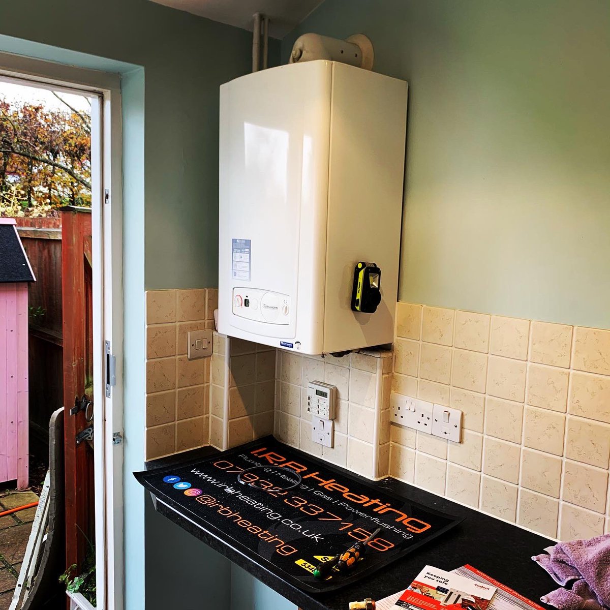 irbheating's tweet photo. System boiler to Combi 🐰💚
Glowworm out.
@vaillantuk ecoTEC plus 838 in.
Usual stuff, BPK, inline scale reducer, mini shock arrestor & additional expansion vessel fitted in airing cupboard.
New #sensoHOME control fitted.
Loads of hot water.
Heating set to 18kw. https://t.co/Ki65cikBI3