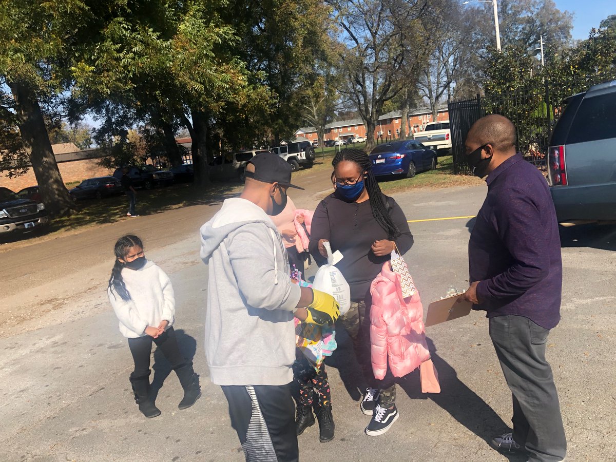 1031WEUP's tweet photo. Over the weekend we gave out 103 turkeys and coats with other communities leaders! https://t.co/LX27PDMaFw