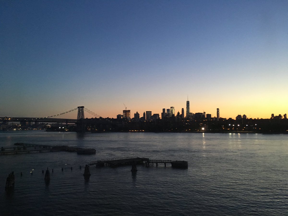 deadoc80's tweet photo. @tmprowell @pedsmd2b Manhattan skyline at sunset #WindowsForJoy https://t.co/09rDFPTkrQ