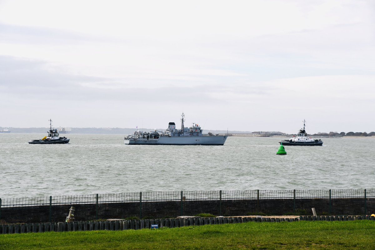 👋 @HMSLedbury with tug escort heading into @HMNBPortsmouth 🇬🇧 @RoyalNavy @qhmportsmouth @CdrMCM @PortsmouthProud @NavyLookout @UKDefJournal @SercoGroup