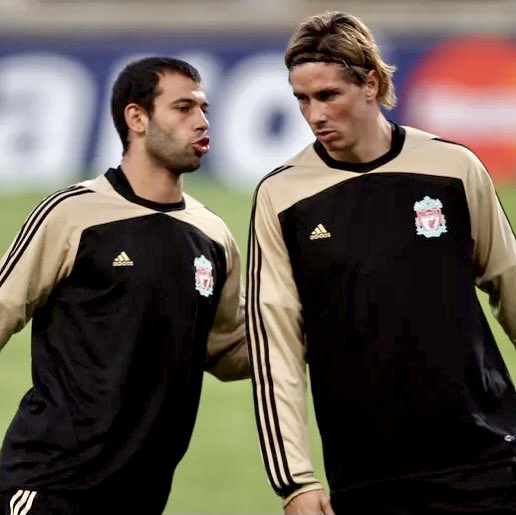 Torres's tweet photo. Enhorabuena por una carrera para estar más que orgulloso. Fue un placer luchar contigo, gracias por todo @Mascherano 

Congratulations on a career to be more than proud of. It was a pleasure to fight by your side, thanks for everything Mascherano https://t.co/7XLOJe93UY