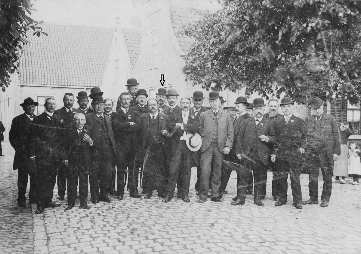 100 jaar geleden, op 16-11-1920, was het feest in Oosterland: J.C. van der Have was 25 jaar burgemeester en dat werd gevierd!  Column van Huib Uil: bit.ly/2Uu5sOb F: Ver. van Burgemeesters en Secretarissen in Oosterland, 1909. Pijl: J.C. van der Have