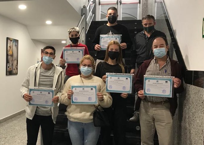 ImpulsaMijas's tweet photo. El pasado 10 de noviembre finalizó el curso de "Atención en Restauración con inglés". Los 13 alumnos que completaron tanto la formación teórica como las prácticas en empresas están perfectamente preparados para insertarse como camareros. #camareros #formación #ayuntamientodemijas https://t.co/eXMRuf0Yx0
