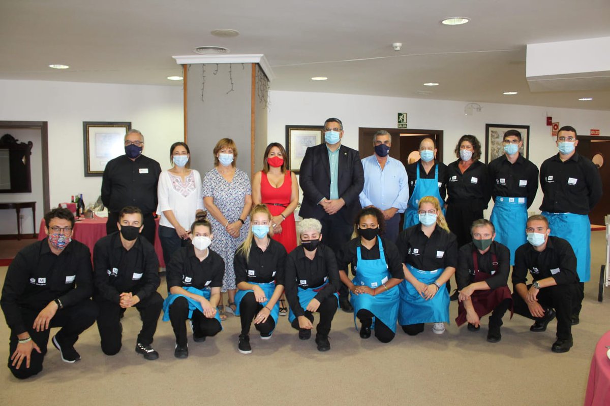 ImpulsaMijas's tweet photo. El pasado 10 de noviembre finalizó el curso de "Atención en Restauración con inglés". Los 13 alumnos que completaron tanto la formación teórica como las prácticas en empresas están perfectamente preparados para insertarse como camareros. #camareros #formación #ayuntamientodemijas https://t.co/eXMRuf0Yx0
