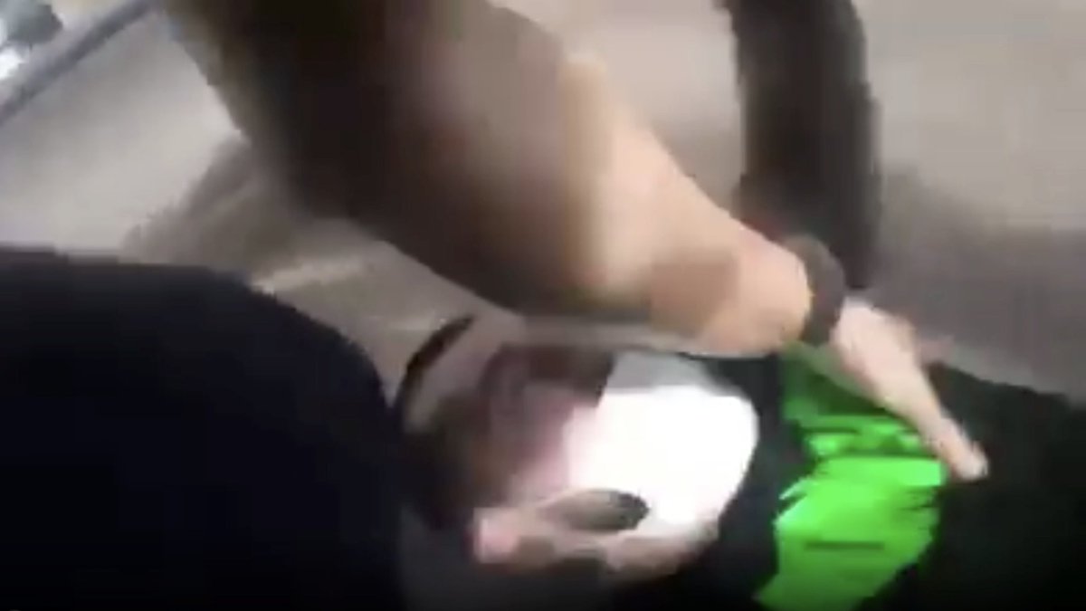 TasotiCabrera's tweet photo. @jairo_gd97 @JosuediazTT @aytolalaguna_es Hay un tipo en el suelo, seguro que se echó él porque tenía ganas.

Entiendo que no les afecte moralmente ver cómo tratan así a una persona, supuestamente por no llevar mascarilla: la imagen no es muy clara, pero creo que es evidente que la lleva puesta https://t.co/DSnu2pSQGf