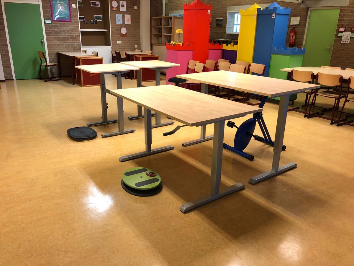 beweegklas's tweet photo. Deze leerlingen kunnen lekker actief aan het werk vanaf nu!😎 Dankzij het verschillende actieve meubilair is werken nooit meer saai!😄 Ook dit mooie schoolmeubilair? Kijk op https://t.co/UWfx96FoTQ voor alle mogelijkheden https://t.co/ZBWDSujARu