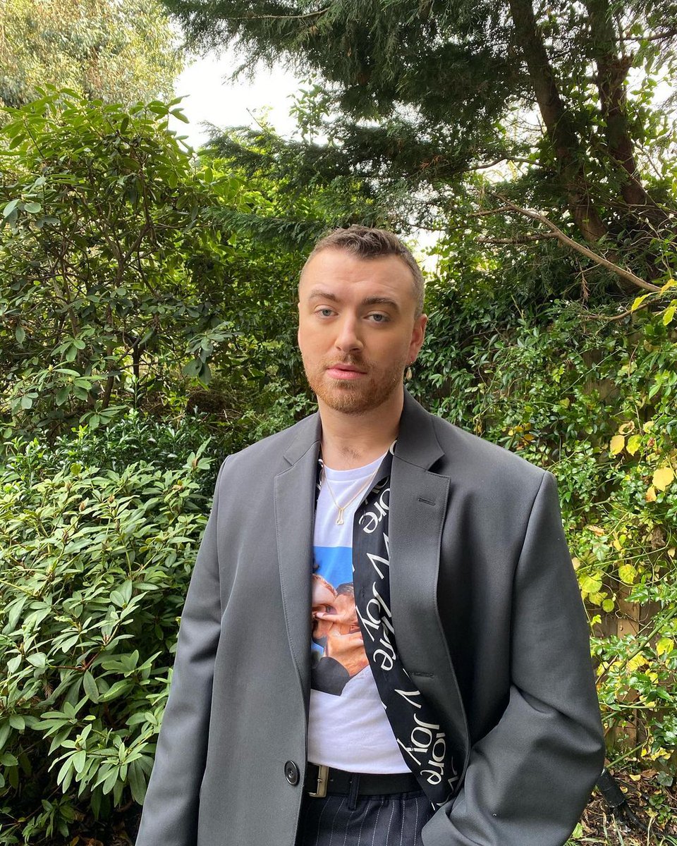 samsmith's tweet photo. More joy Monday 🖤 styled by Ben Reardon https://t.co/m7kXQyKEJV