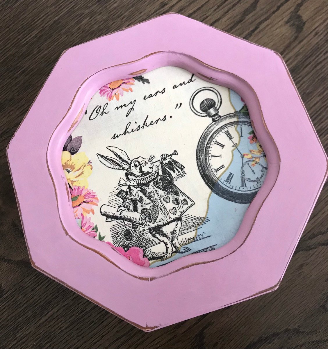 LivvysLoft's tweet photo. Here’s one for all you Alice in Wonderland fans! A pretty #vintage trinket box, available from my #Etsy shop now!
 https://t.co/ErMMazo5Ra https://t.co/zB4NRGyIeU