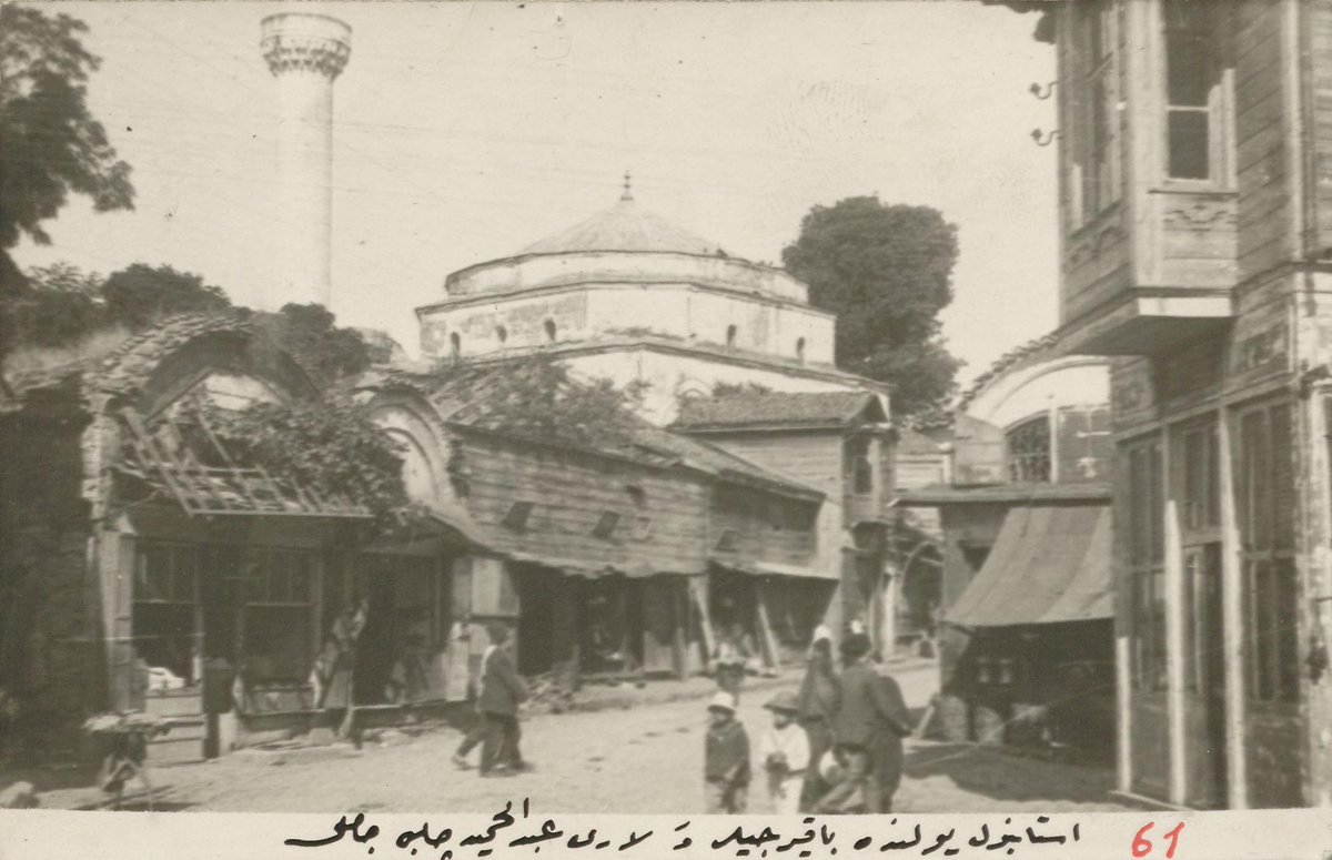 Fatih döneminde saray hekimliği yapmış Hekim Lari adına 1514 yılında yapılan Edirne Lari Çelebi Camii'nin harap ve sağlam hali
Onarımlarla özgün yapısını yitirmiş yapının, mimber ve kadınlar mahfeli yakın döneme aittir. Cami halk arasında Laleli Camii olarak da anılmaktadır.
