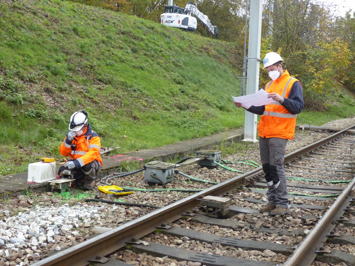 saferail's tweet photo. La semaine dernière, les équipes @saferail étaient mobilisées sur le RVB (Renouvellement Voie Ballast) de Boissy St Léger sur le #RERA. Des études jusqu'aux travaux et essais, encore une belle opération pour @saferail  !
#therailisourfuture #signalisationferroviaire https://t.co/I2KJsZYMXU