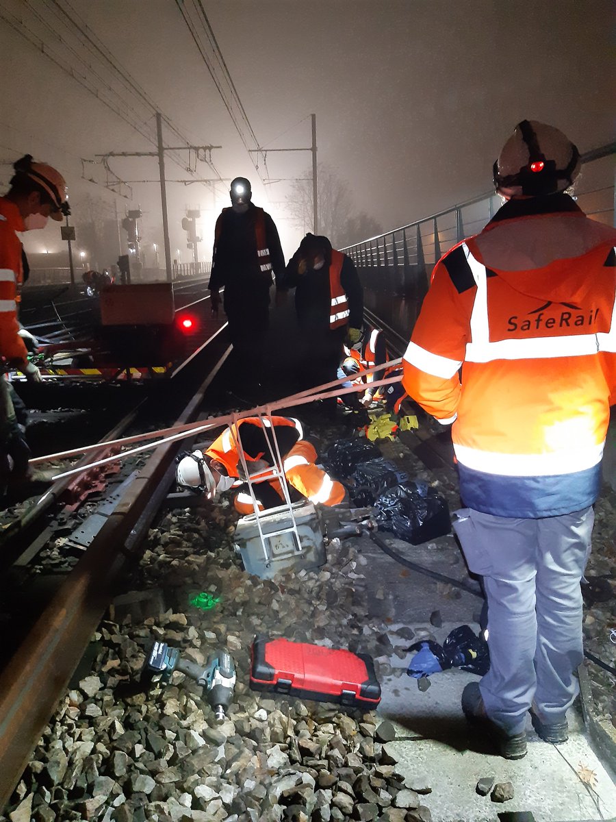 saferail's tweet photo. La semaine dernière, les équipes @saferail étaient mobilisées sur le RVB (Renouvellement Voie Ballast) de Boissy St Léger sur le #RERA. Des études jusqu'aux travaux et essais, encore une belle opération pour @saferail  !
#therailisourfuture #signalisationferroviaire https://t.co/I2KJsZYMXU