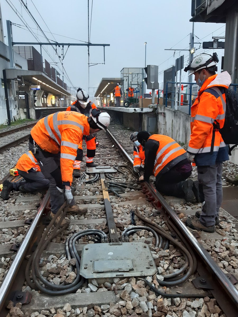 saferail's tweet photo. La semaine dernière, les équipes @saferail étaient mobilisées sur le RVB (Renouvellement Voie Ballast) de Boissy St Léger sur le #RERA. Des études jusqu'aux travaux et essais, encore une belle opération pour @saferail  !
#therailisourfuture #signalisationferroviaire https://t.co/I2KJsZYMXU