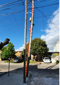 SpartaPablo's tweet photo. El poste de Telecentro grave y peligrosamente inclinado. Hace 24 días reclamando y sin novedades... ¡y ahora ni atienden los teléfonos! @TeleCentroAr @TeleCentroAyuda https://t.co/ewhrpA7dxM