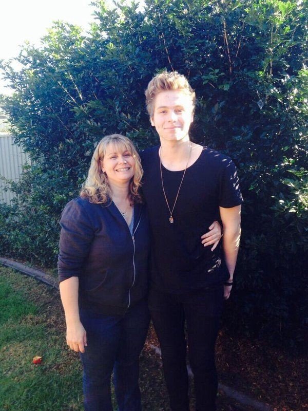 Luke Hemmings is a Golden Retriever; a thread