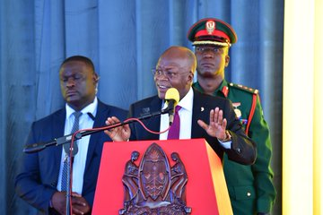 buchosampya's tweet photo. Rais Dkt. John Magufuli akizungumza na viongozi mbalimbali waliohudhuria hafla ya Uapisho wa Waziri Mkuu Kassim Majaliwa Majaliwa, Waziri wa Fedha na Waziri wa Mambo ya Nje na Ushirikiano wa Afrika Mashariki katika  Ikulu ya Chamwino mkoani Dodoma Leo. https://t.co/gYeqjNvCVK