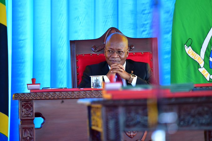 buchosampya's tweet photo. Rais wa Jamhuri ya Muungano wa Tanzania Mheshimiwa Dkt. John Pombe Magufuli akifatilia hotuba za viongozi mbalimbali mara baada ya kumuapisha Waziri Mkuu Mheshimiwa Kassim Majaliwa Majaliwa (Mb) pamoja na Mawaziri wawili katika Ikulu ya Chamwino mkoani Dodoma. https://t.co/oiryOUPuJp
