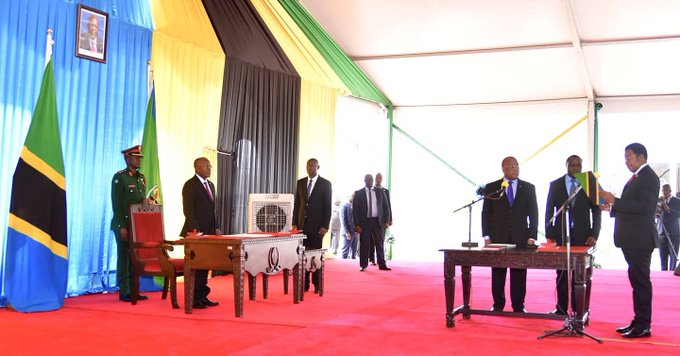 buchosampya's tweet photo. Dodoma

Office building-IKULU Chamwino

Rais wa Jamhuri ya Muungano wa Tanzania Dkt. John Magufuli akimuapisha Mheshimiwa Kassim Majaliwa Majaliwa kuwa Waziri Mkuu wa Jamhuri ya Muungano wa Tanzania katika hafla iliyofanyika katika viwanja vya Ikulu ya Chamwino mkoani Dodoma leo. https://t.co/ej89H1Vz9U