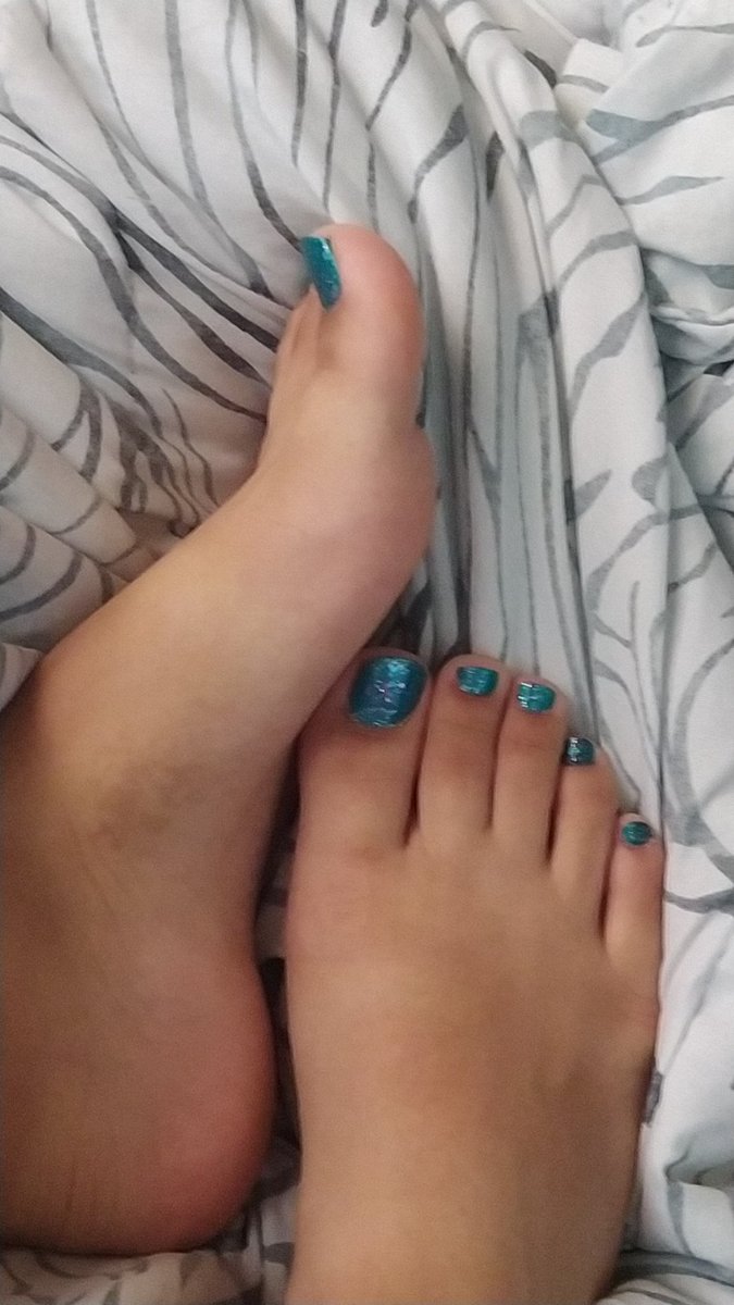 PackDoP19's tweet photo. Bom dia meus amores, alguém interessado nesses pezinhos?
#pé #pezinhos #feet #foot #fetiche #sexy #fetish #podolatra #pack #Packcaseiro https://t.co/AQKCphyVAX