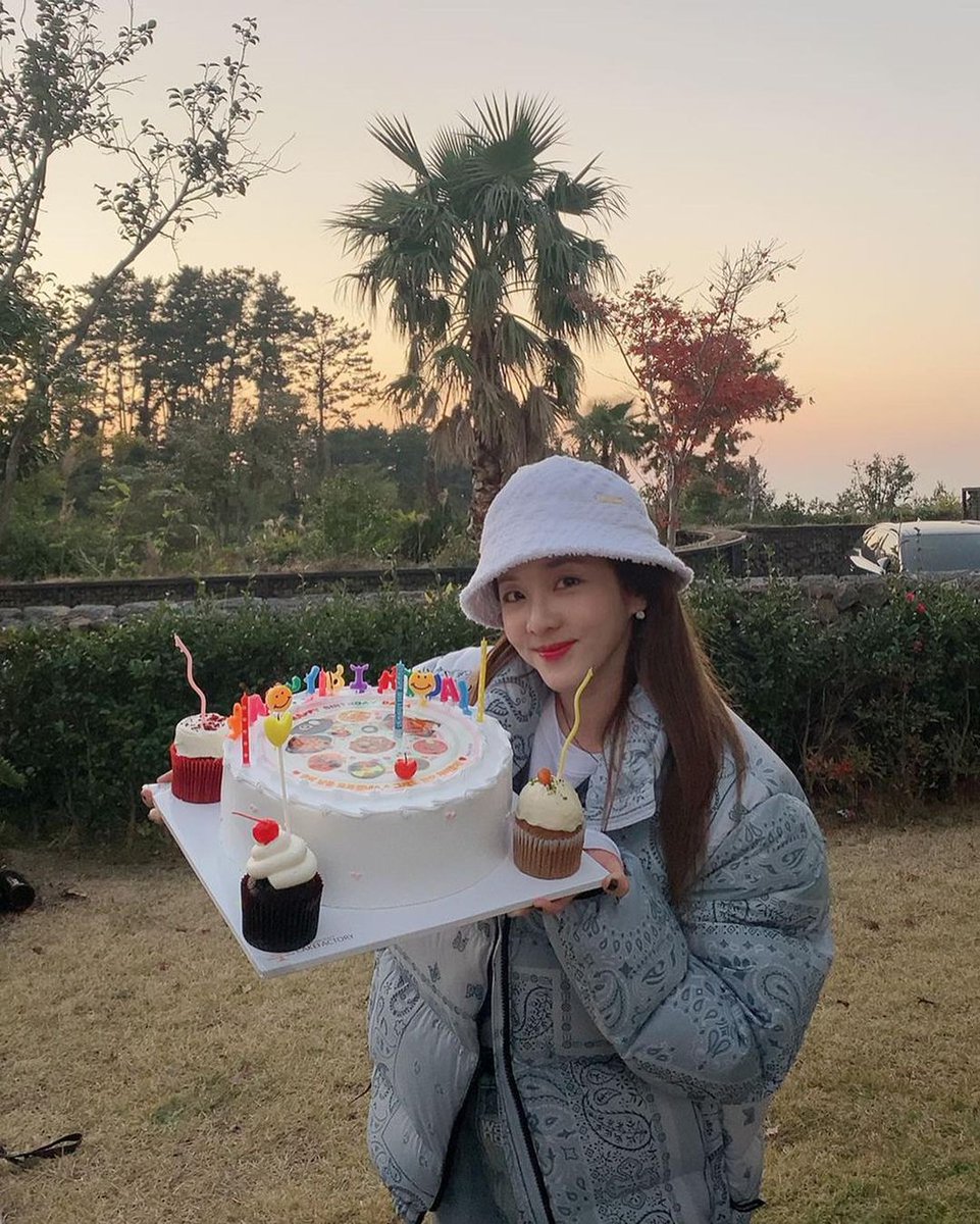 WeLoveDara's tweet image. [daraxxi]
🔗: instagram.com/p/CHptI83JQRu/…

"A happy moment with the people that I love, beautiful nature, and delicious food..😁💘🎊🎉🎂🙏🏻 The very pretty yard&amp;amp;camping sponsored by Jea unnie 😍 Thank youuuu~ I love youuuu~ #bdayweek #2020 #🎂 #memorymonday"