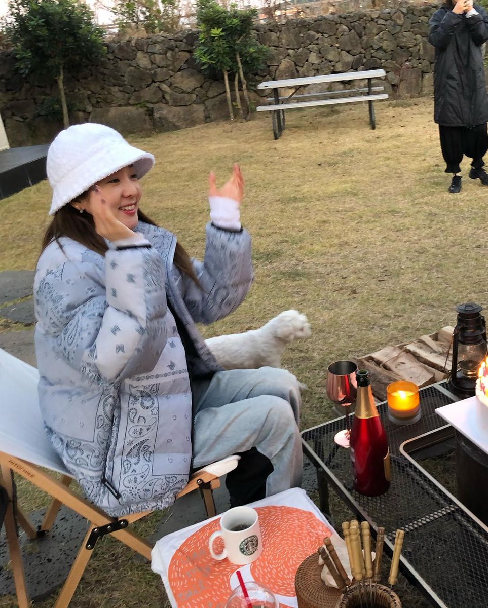 WeLoveDara's tweet image. [daraxxi]
🔗: instagram.com/p/CHptI83JQRu/…

"A happy moment with the people that I love, beautiful nature, and delicious food..😁💘🎊🎉🎂🙏🏻 The very pretty yard&amp;amp;camping sponsored by Jea unnie 😍 Thank youuuu~ I love youuuu~ #bdayweek #2020 #🎂 #memorymonday"