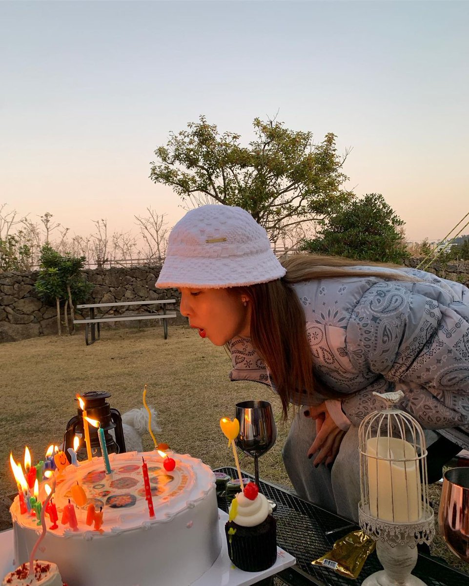 WeLoveDara's tweet image. [daraxxi]
🔗: instagram.com/p/CHptI83JQRu/…

"A happy moment with the people that I love, beautiful nature, and delicious food..😁💘🎊🎉🎂🙏🏻 The very pretty yard&amp;amp;camping sponsored by Jea unnie 😍 Thank youuuu~ I love youuuu~ #bdayweek #2020 #🎂 #memorymonday"