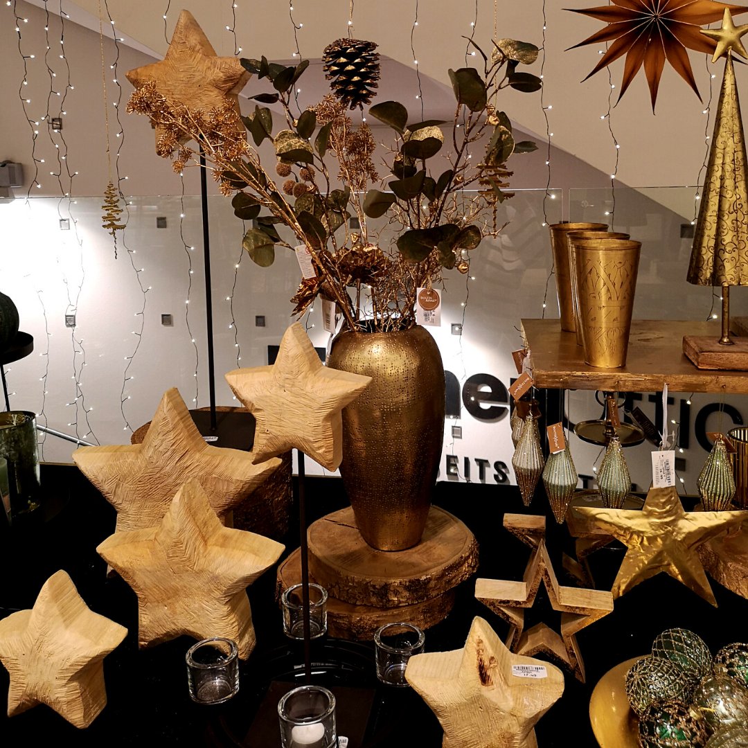 PapierFischer's tweet photo. Und noch mehr #weihnachtsdeko - Eukalyptus, warme #goldtöne, rustikale Holzherzen und Weihnachts- #engel sorgen für eine gemütliche #atmosphäre und zumindest bei uns schon für eine ordentliche Weihnachtsstimmung! #christmasdecor #kauftlokal #kauftlokalinkarlsruhe 😍�� https://t.co/6eWu8QxDQx