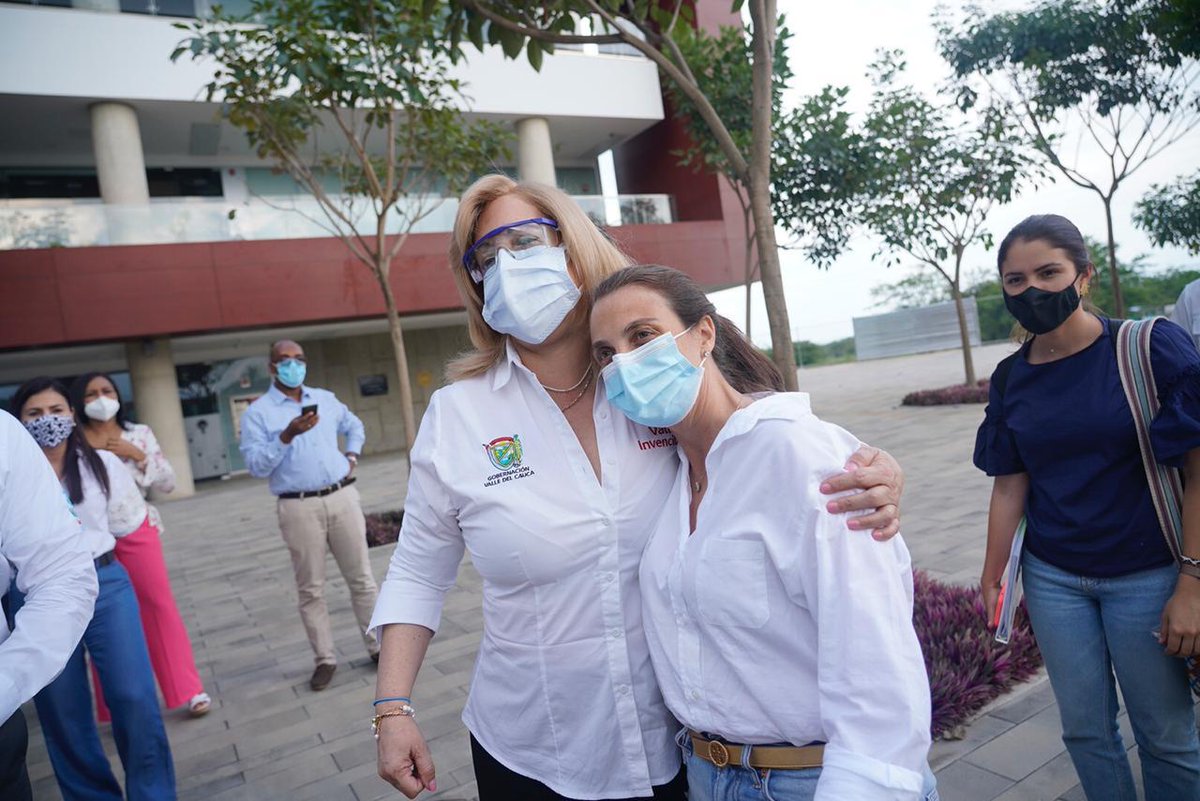 karenabudi's tweet photo. La Gober @ClaraLuzRoldan es mi coequipera para lograr un #ValleConectado con sentido. En el @Ministerio_TIC seguimos recorriendo las regiones de Colombia para avanzar en el cierre de la #BrechaDigital en el país. https://t.co/ywIewE7NJ4