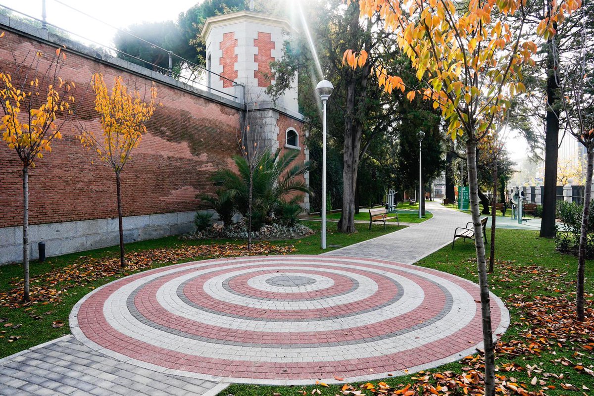 IdiazAyuso's tweet photo. Desde hoy los madrileños pueden disfrutar de un parque muy especial: 3.745 m2 longitudinales con todo tipo de equipamiento urbano y vegetación.

En Bravo Murillo, Chamberí.

La naturaleza cada vez más presente en Madrid. https://t.co/3etXEiCW71