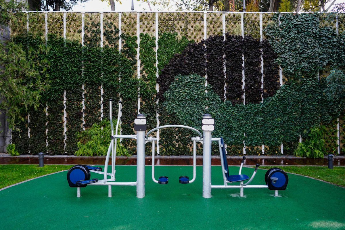 IdiazAyuso's tweet photo. Desde hoy los madrileños pueden disfrutar de un parque muy especial: 3.745 m2 longitudinales con todo tipo de equipamiento urbano y vegetación.

En Bravo Murillo, Chamberí.

La naturaleza cada vez más presente en Madrid. https://t.co/3etXEiCW71
