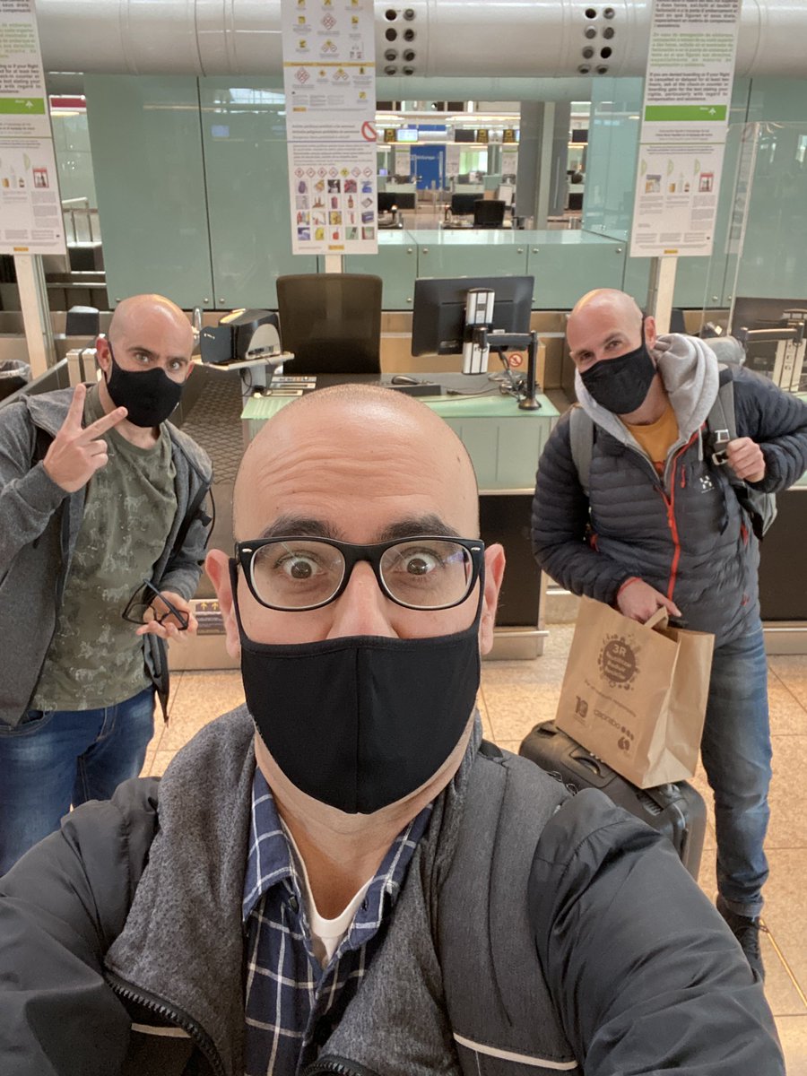 Photolari's tweet photo. Para nuestro próximo número necesitaremos unos iPhone, tres calvos y unas PCR https://t.co/NpY6ZdbnLu