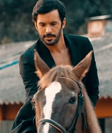 CrisArducbrs's tweet photo. #BarışArduç #ArıkBöke #Çukur 
@baris_arduc 😎👊 https://t.co/Vx9iDt4Wde