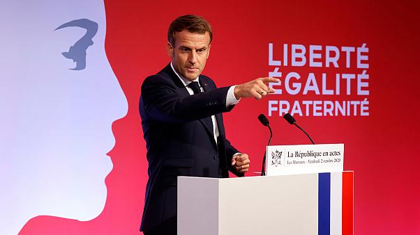  Emmanuel Macron ha mostrado su malestar con cómo ha cubierto la prensa anglosajona los recientes atentados en Francia. Macron arguye que la prensa estadounidense no entiende el concepto de laicidad francés y también les ha acusado de legitimar la violencia islamista.