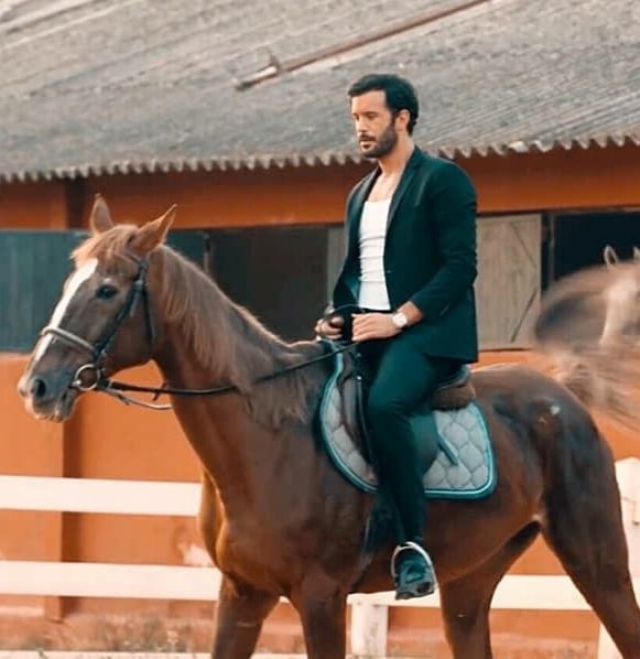 CrisArducbrs's tweet photo. #BarışArduç #ArıkBöke #Çukur 
@baris_arduc 😎👊 https://t.co/Vx9iDt4Wde